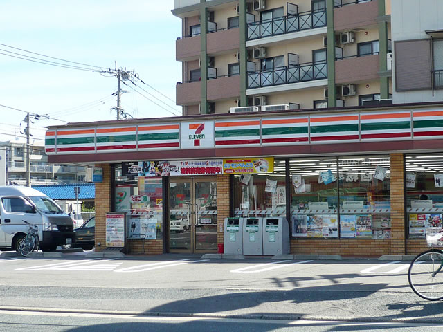 Convenience store. 250m to Seven-Eleven (convenience store)
