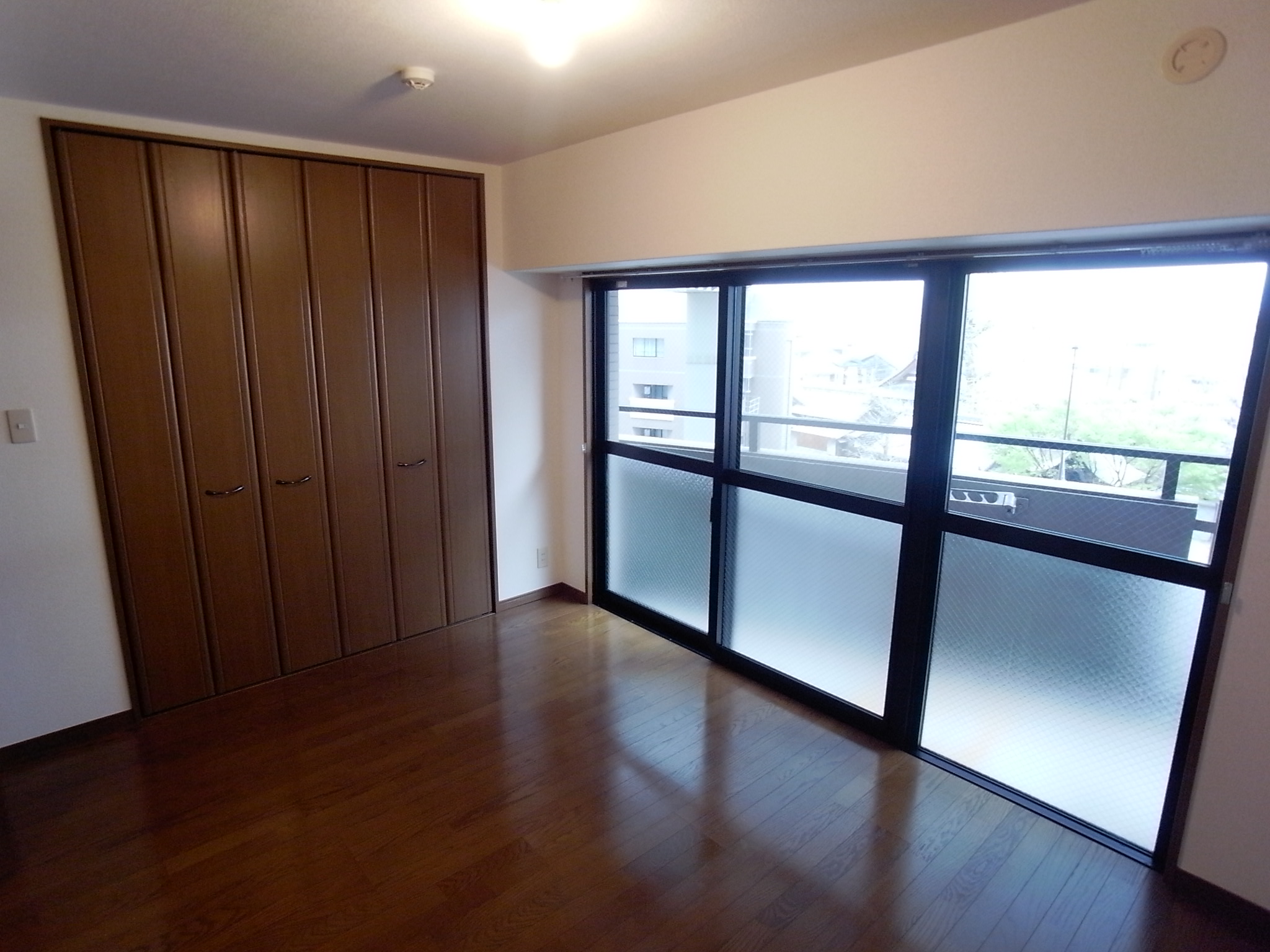 Living and room. The window is large and bright rooms!