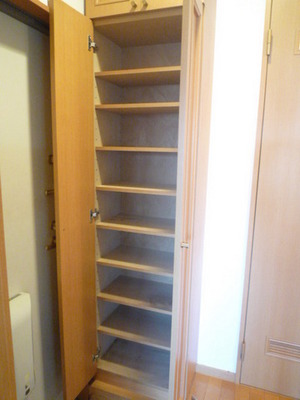 Entrance. Entrance storage