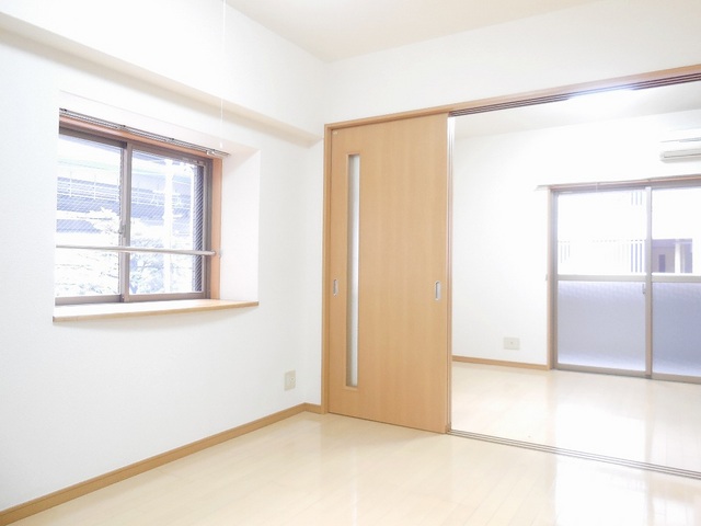 Living and room. It comes with a bay window