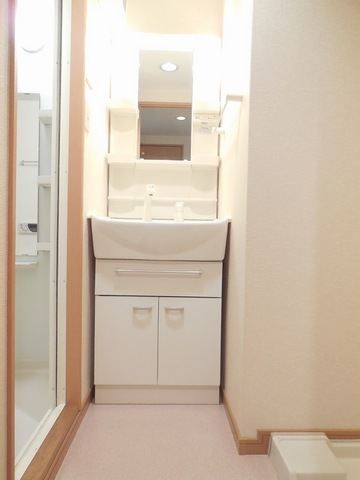 Other room space. Independent wash basin