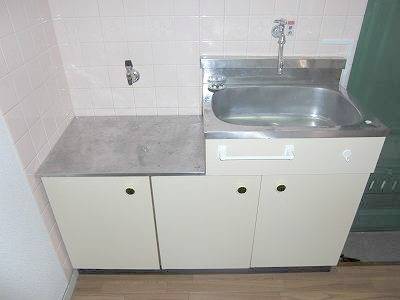 Kitchen. Two-burner stove correspondence! 