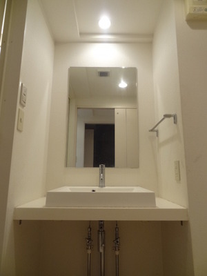 Washroom. Wash basin