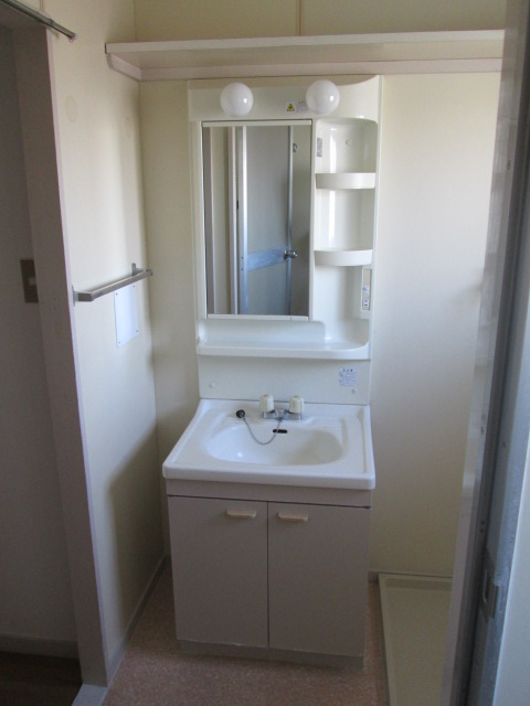 Washroom. Bright washroom.