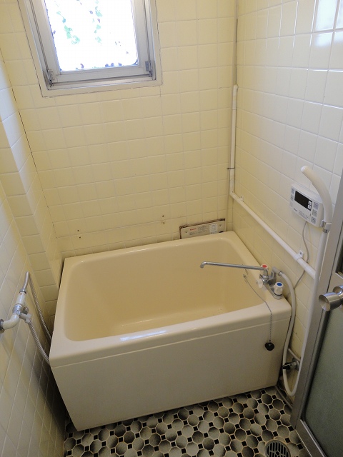 Bath. Ventilation with windows OK!