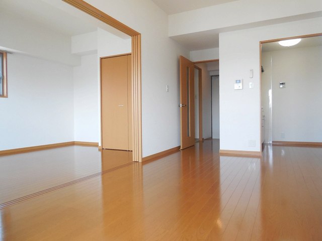 Living and room. Sunny, Ventilation is also good