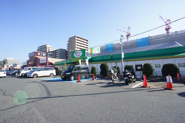 Shopping centre. Papillon 885m to Plaza (shopping center)