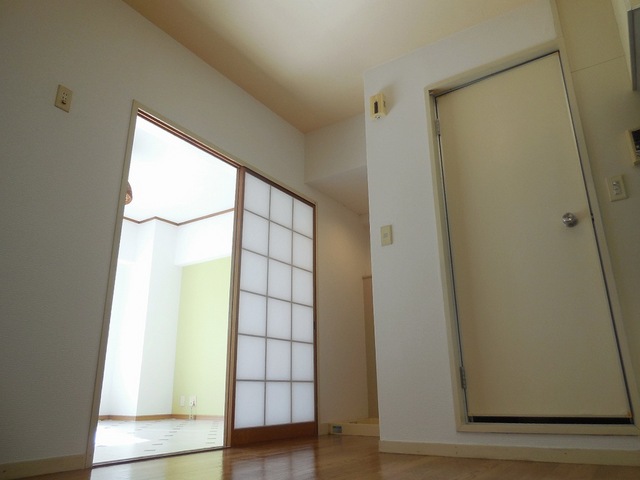 Other room space. Bright Western-style