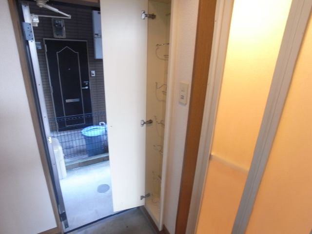 Receipt. Shoes is a box