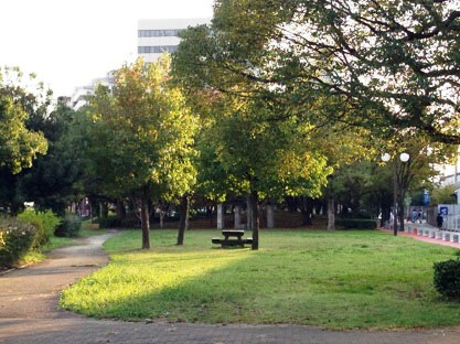 Surrounding environment. Immediately from Yoshizuka green space (Yoshizuka Station) Yoshizuka Station East Exit. Also busy morning before commuting, Likely to be a change of pace, if there is such a promenade. You can also be a break after a walk because there benches and tables.