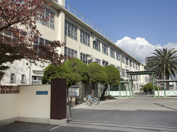Surrounding environment. Higashi Yoshizuka Elementary School (6-minute walk / Even children are playing freely after school is a spacious schoolyard at about 470m) full green.