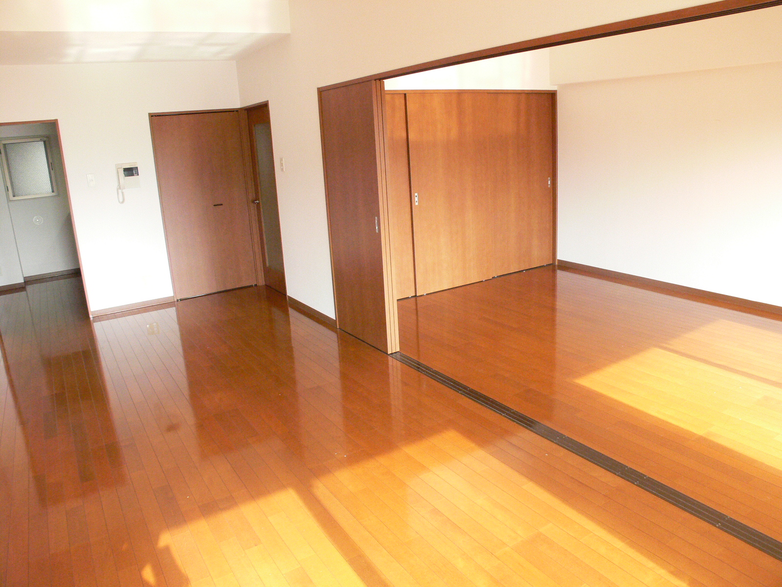 Living and room. There is also to use open to! 