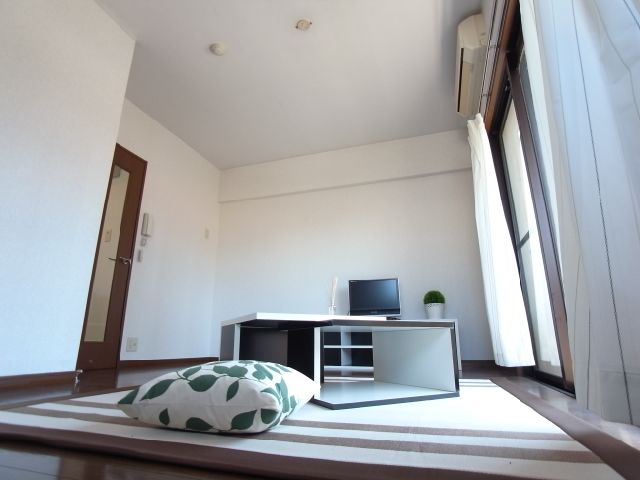 Living and room. Model is room.