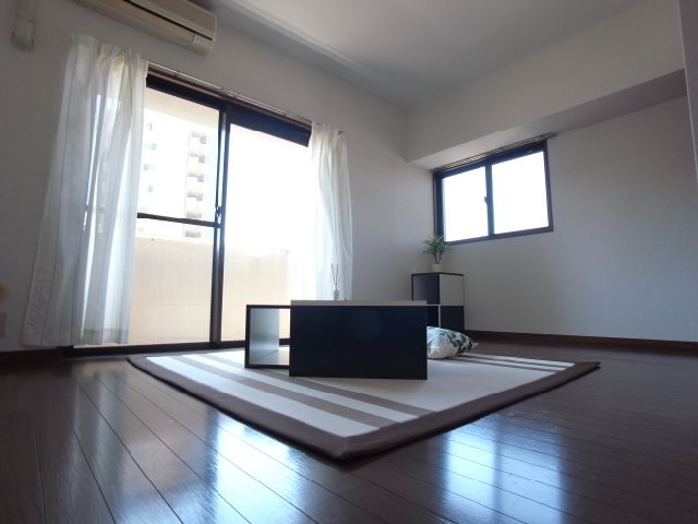 Living and room. Model is room.