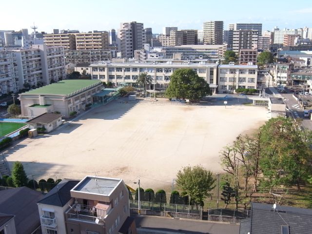 Primary school. 300m up to municipal east Yoshizuka elementary school (elementary school)