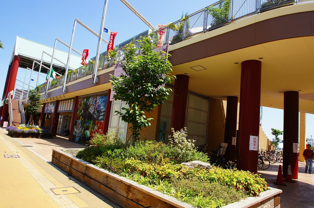 park. 640m to Bayside Place Hakata (park)