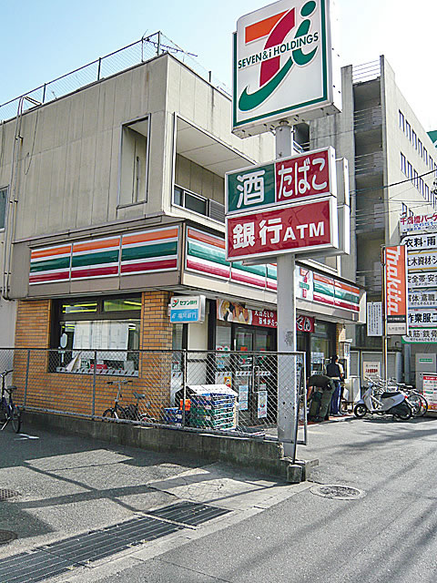 Convenience store. 250m to Seven-Eleven (convenience store)