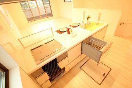 Kitchen. All-electric ・ Power-saving in all rooms LED lighting ・ Lead to eco. Care easy water purifier ・ With dishwasher ・ Artificial substitute stone sink also features (using our model photo)