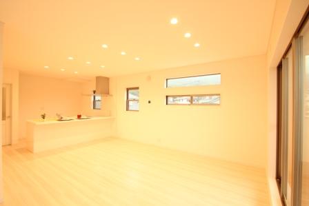 Living. Very bright and open impression in a synergistic effect of the large windows and atrium. The luxury of time is the time of relaxation ・  ・ . (Use our model photo)