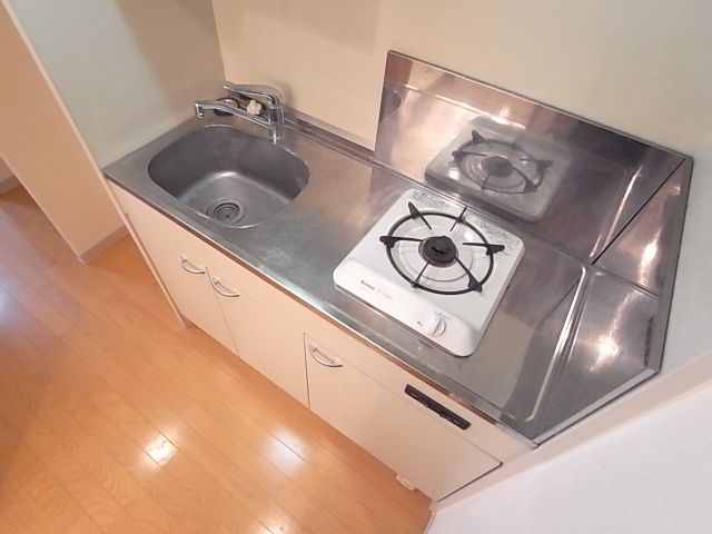 Kitchen. 1-neck with gas stove. There is also a cutting board every space.