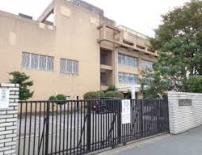 Junior high school. Backed 520m until junior high school (junior high school)