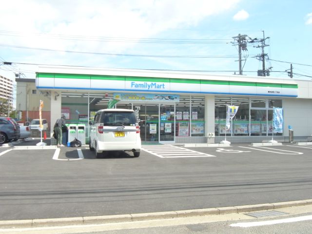 Convenience store. Family Mart (convenience store) to 200m