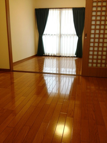 Living and room. Same type is an image.