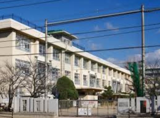 Primary school. Naka until the elementary school (elementary school) 1200m