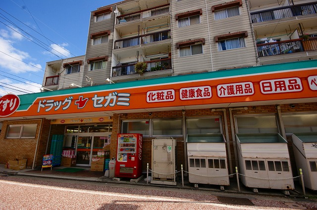 Dorakkusutoa. Drag Segami (drugstore) to 400m