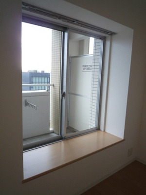 Living and room. bay window