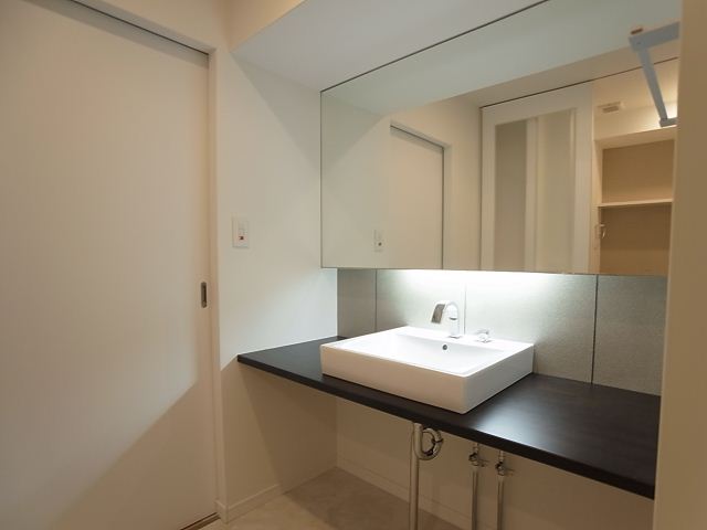 Washroom. Wash basin