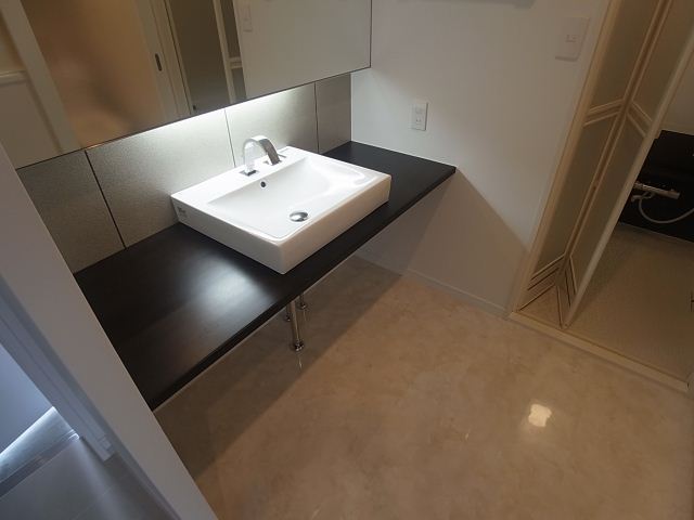 Washroom. Wash basin