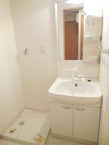 Other room space. Shampoo dresser equipped