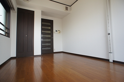 Living and room. Peace of mind with auto lock