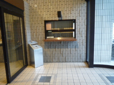 Entrance. Auto with lock