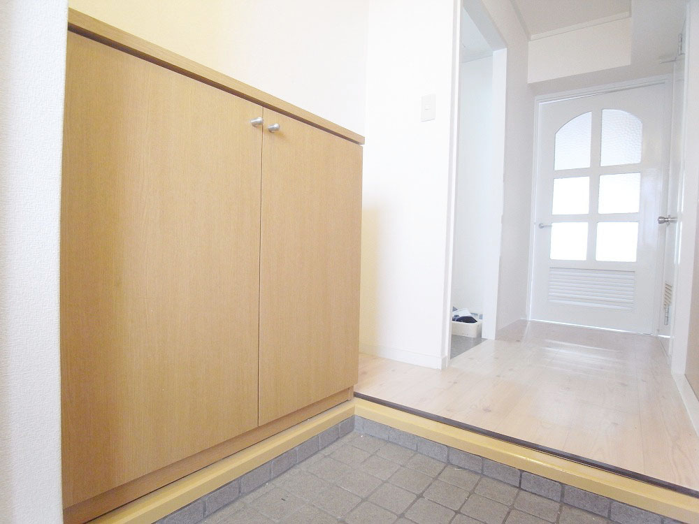 Entrance. With a shoe box