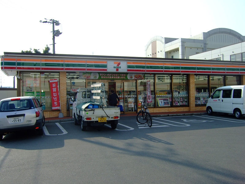 Convenience store. Seven-Eleven (convenience store) up to 100m