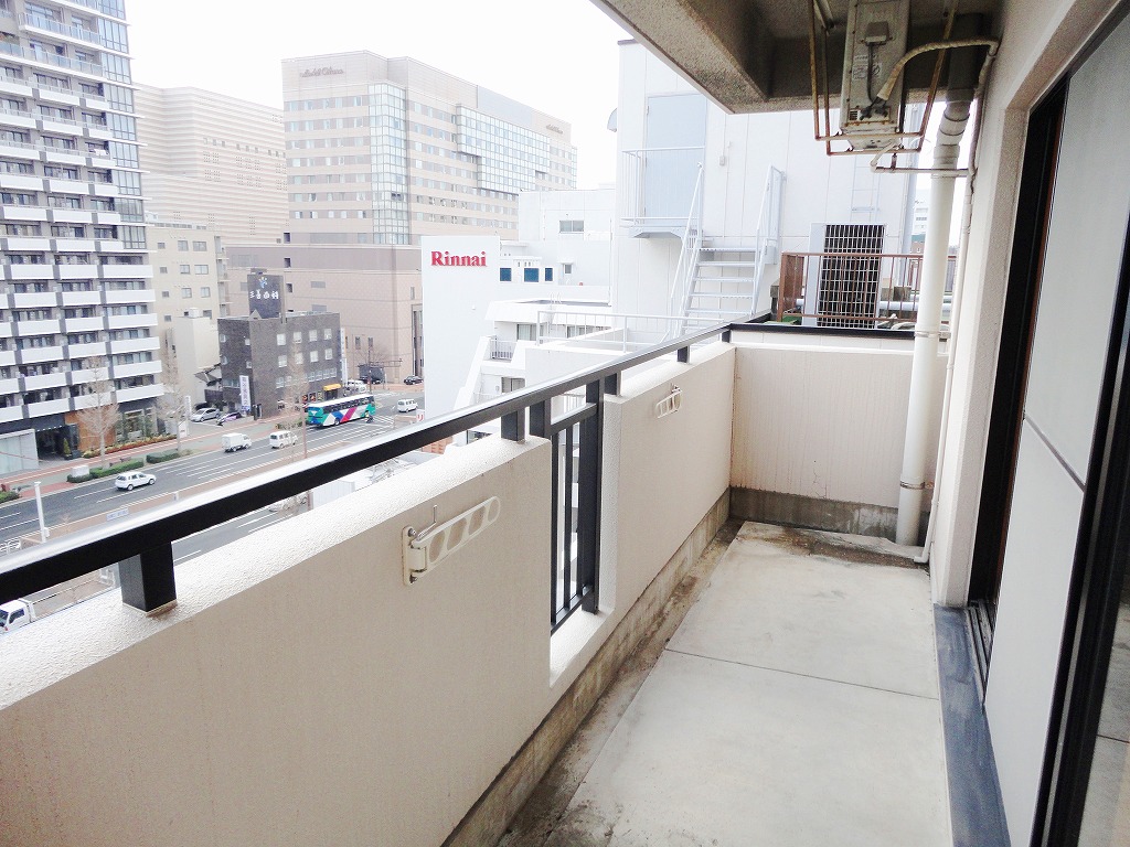 Balcony. Note) The photo is an 8-floor balcony