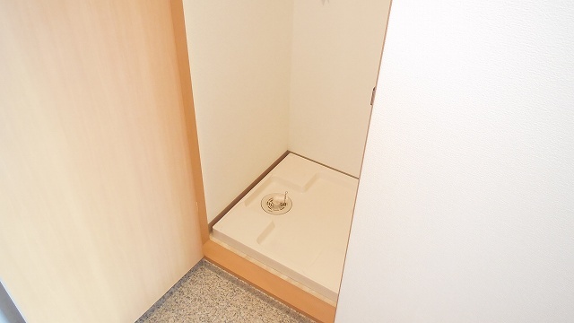 Other room space. Indoor Laundry bread