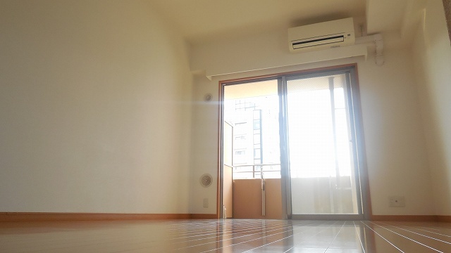 Living and room. Day is good