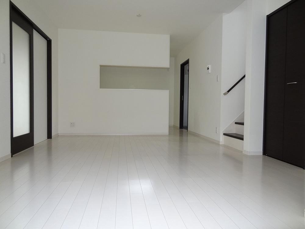 Living. The floor is a specification full of cleanliness in white.