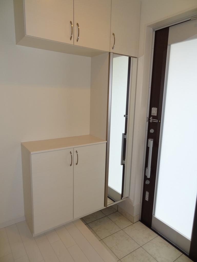 Entrance. Entrance tried together in white with cleanliness.