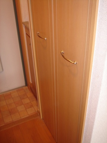 Other room space. Entrance storage