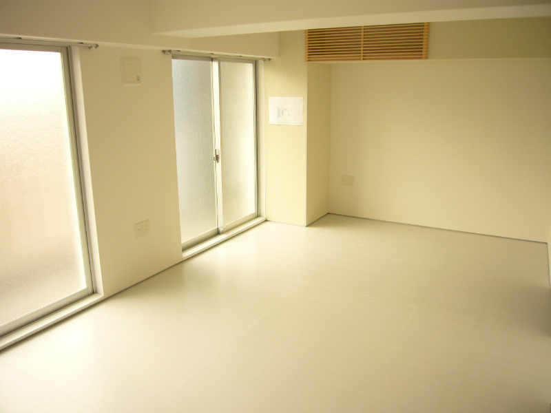 Living and room. It feels good sunlight from the window ☆