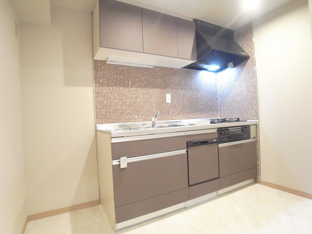 Kitchen. 3-neck gas stove ・ With grill ・ Dishwasher