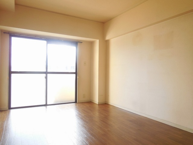 Living and room. Also day Plug in the Western-style