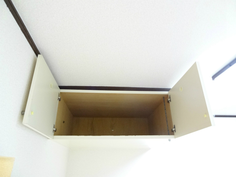 Balcony. Upper receiving