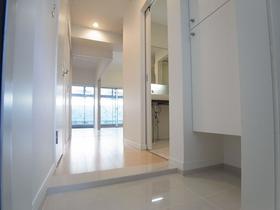 Entrance. Popular White's entrance ☆