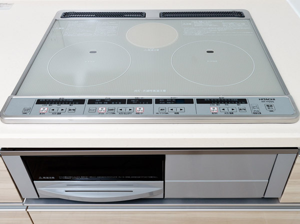 Kitchen.  [IH heater] Easy to clean a flat top plate. And fun to cook in a variety of functions. (2 photos neck IH heater + Rajientohita Standard plan, Premium plan will be a three-necked IH heater)