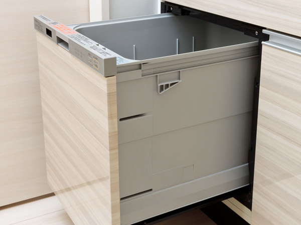 Kitchen.  [Dishwasher] Low-noise design that can be used without hesitation. The high efficiency of the brushless motor, Realize low noise. Also in the living and dining which is adjacent to the kitchen, Operating noise in the cleaning is not worried.